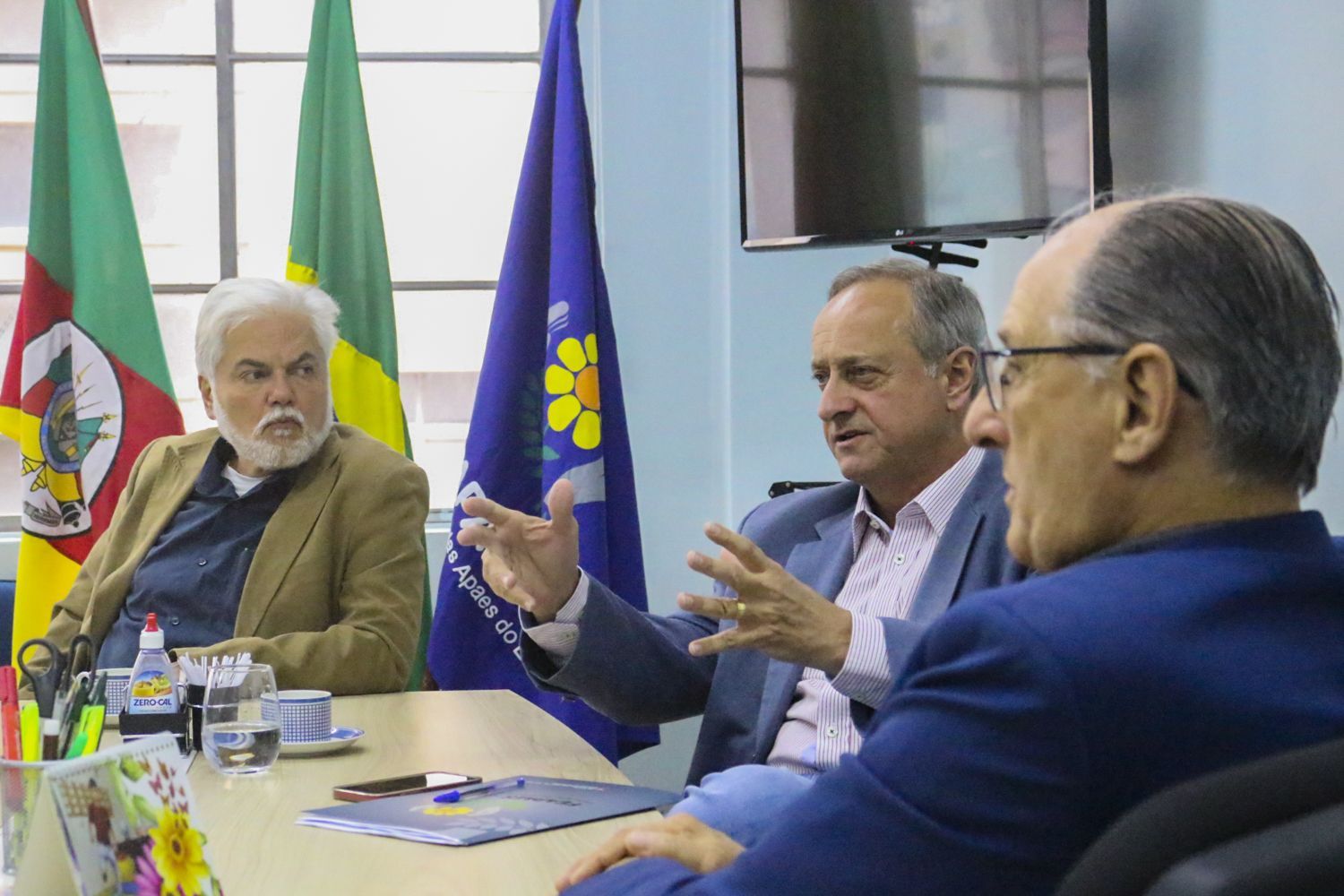 Vieira Cunha (PDT) se rene com o  Presidente da FEAPAE-RS, Afonso Tochetto.