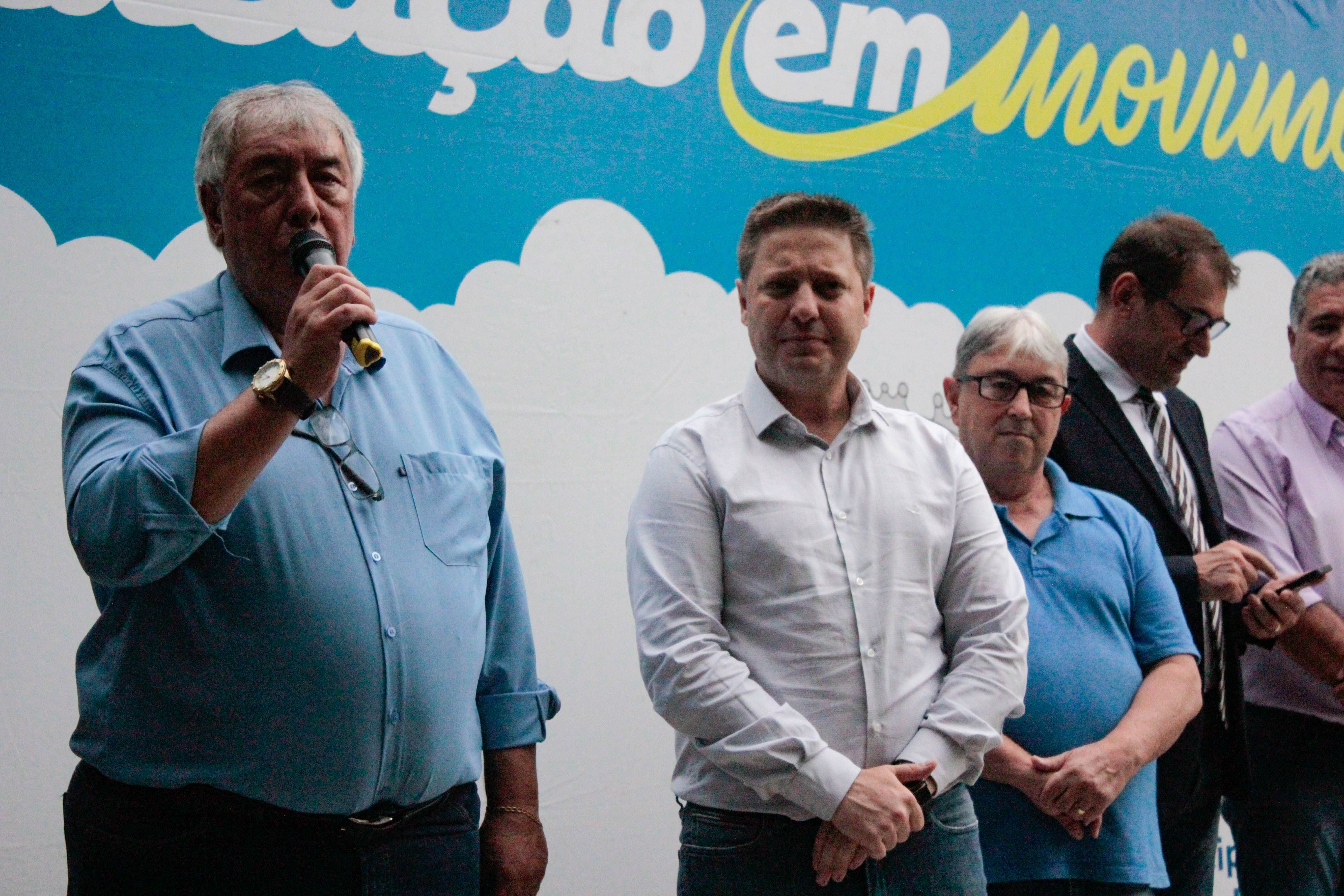 Cludio Cruz (FEAPAES-RS), o prefeito Rodrigo Baristtella e o vice-prefeito Toninho Pfeil. 