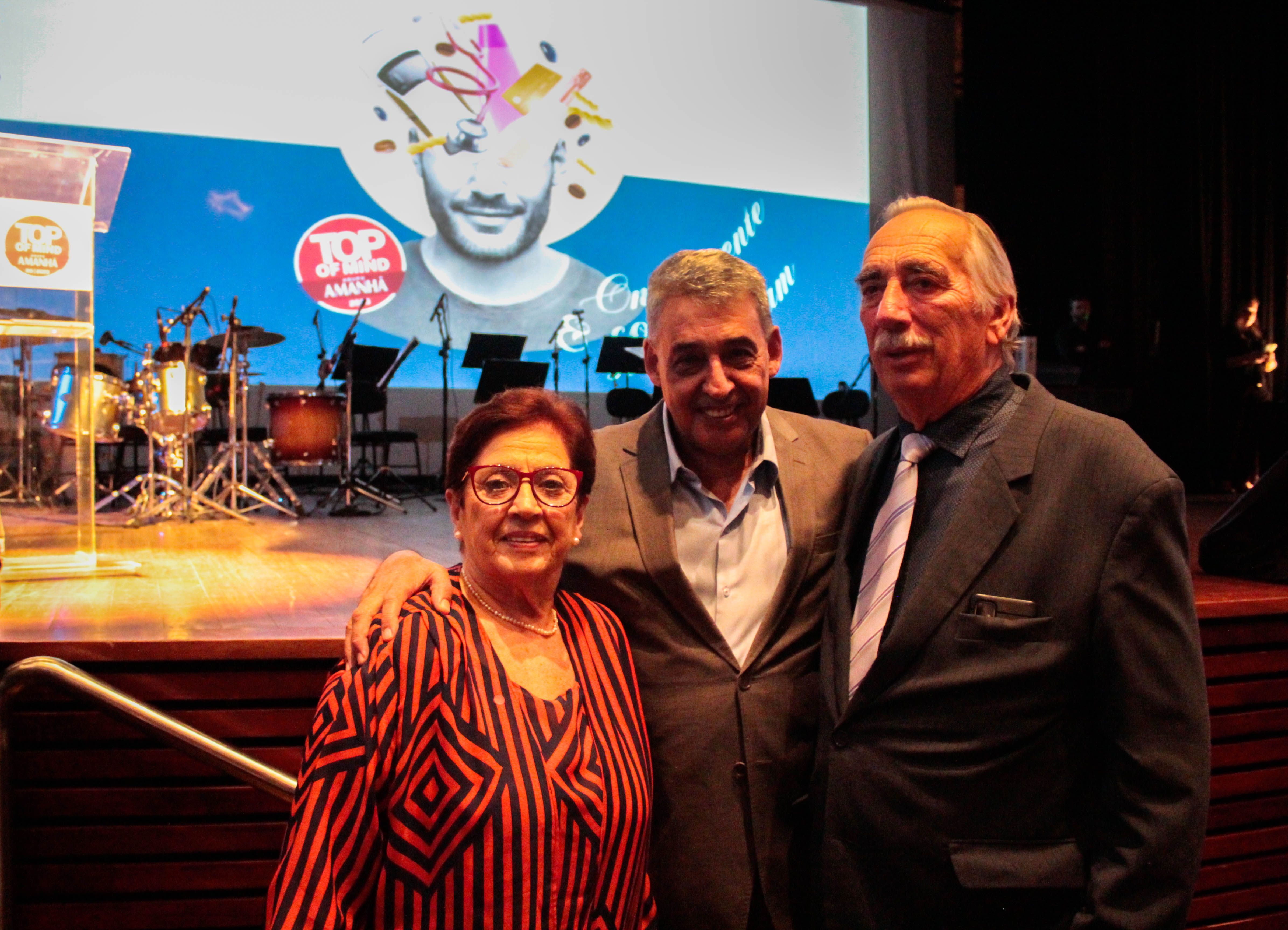 Aracy Ledo, presidente da FEAPAES-RS; Sebastio Melo, prefeito de Porto Alegre; e Unirio Bernardi, d