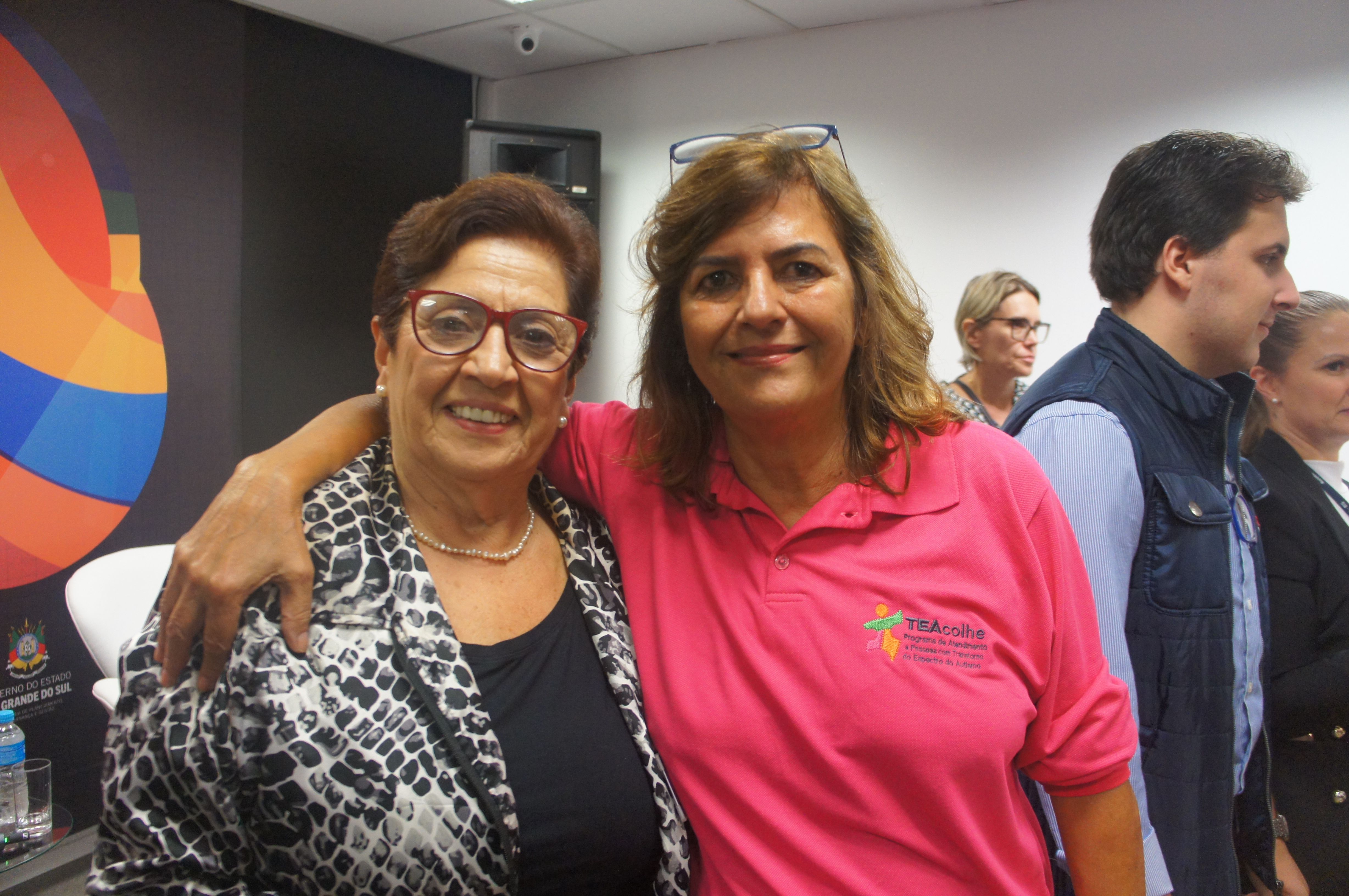 Aracy Maria Ledo (FEAPAES-RS) e Elaine Cardoso (APAE-Osrio). Elaine