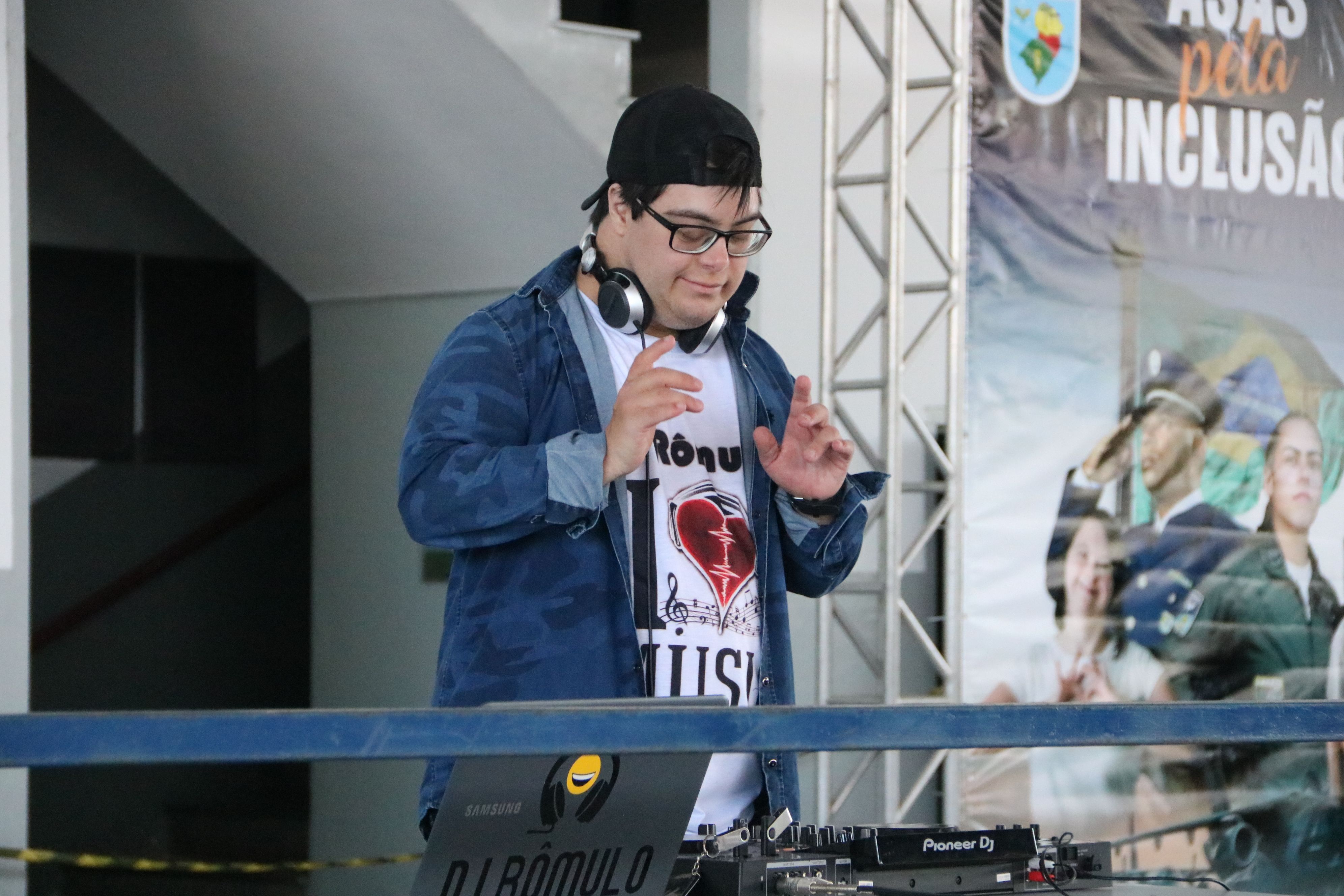 DJ Rômulo Oliveira animou o evento com hits do momento.