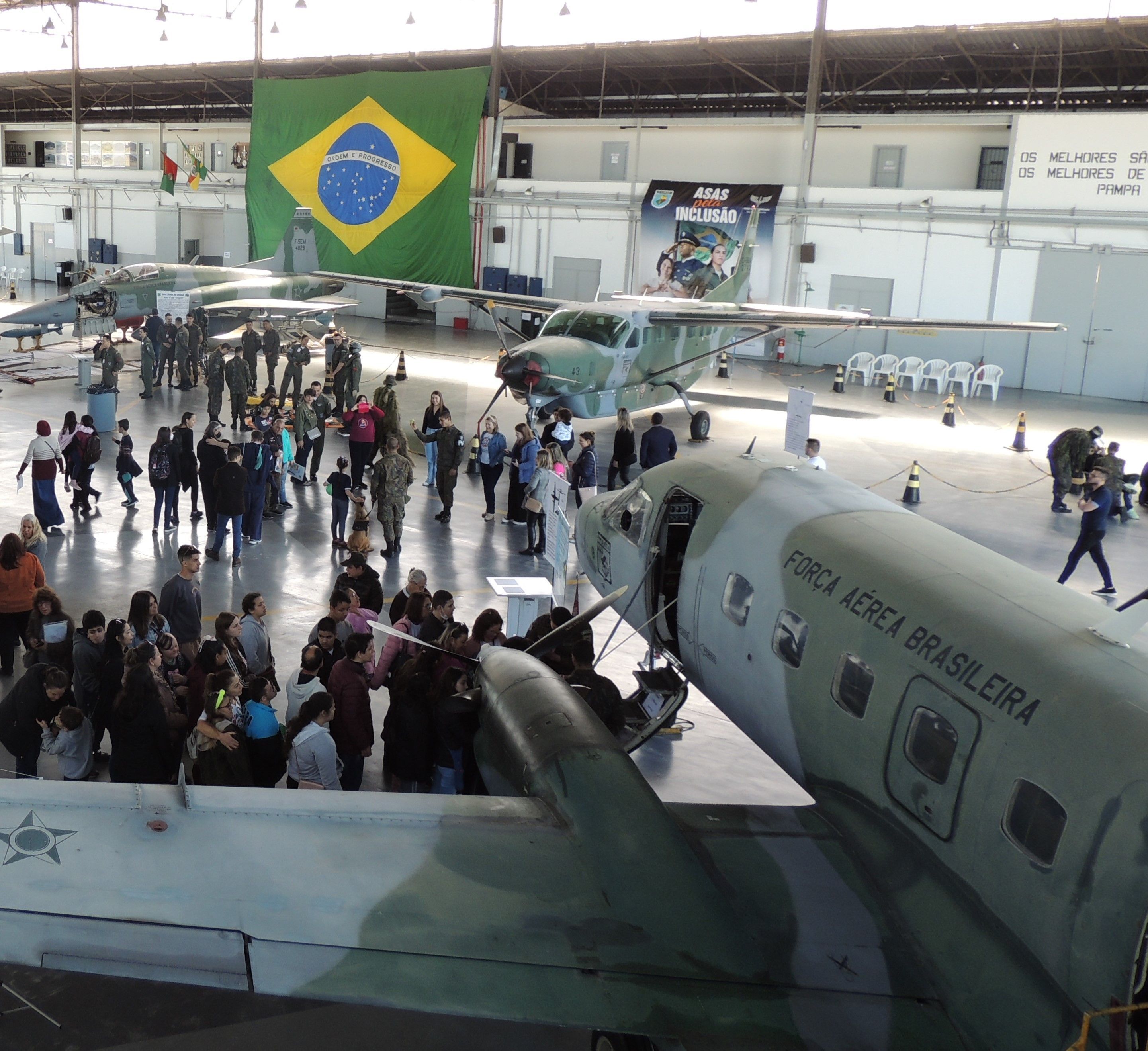 Alunos da APAE Sapucaia do Sul entrando em uma das aeronaves expostas. 