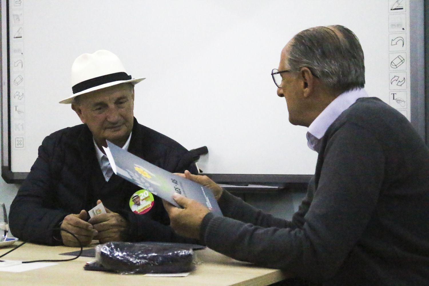 Roberto Argenta (PSC) se reúne com o  Presidente da FEAPAE-RS, Afonso Tochetto. 