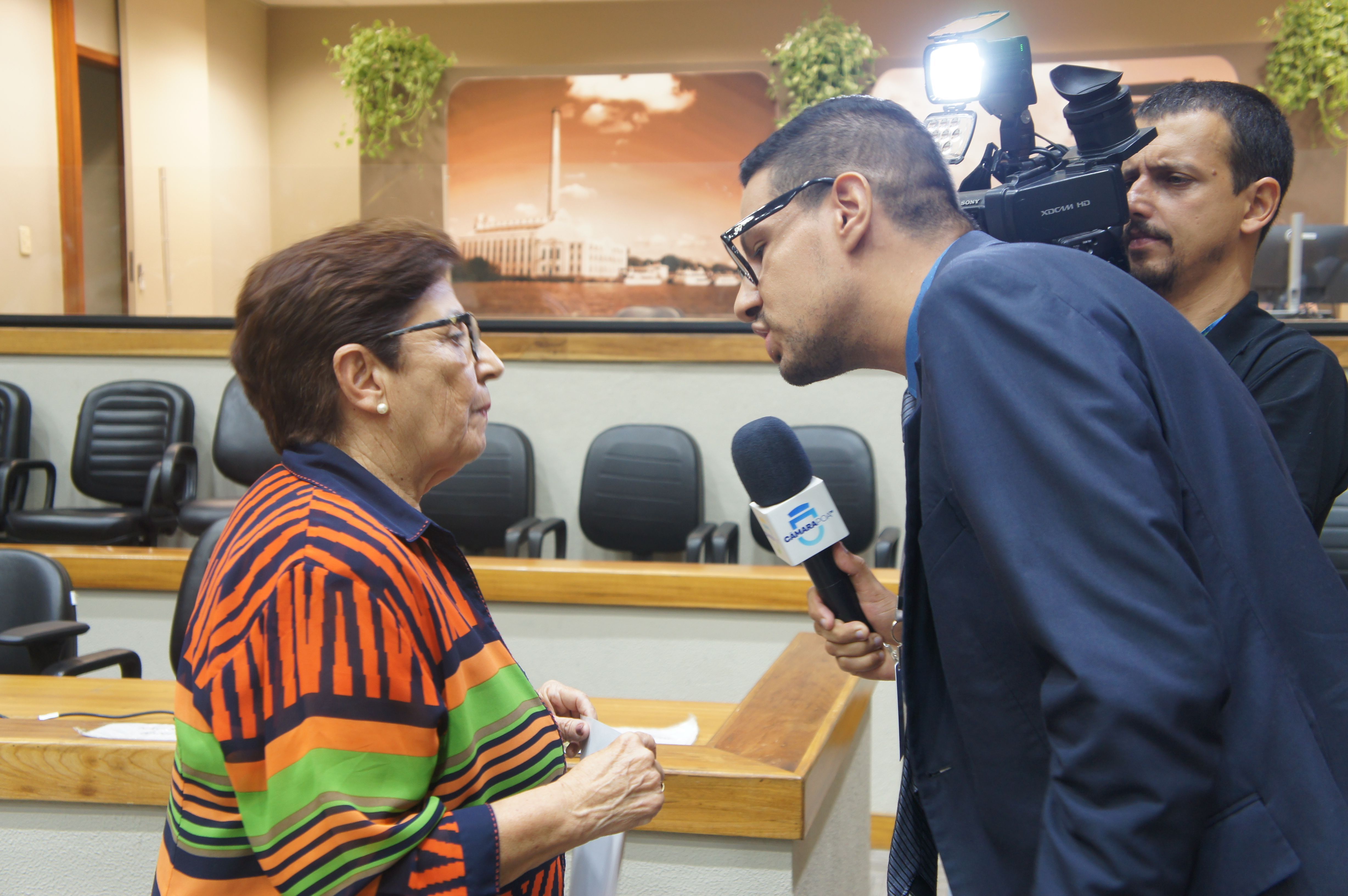 Presidente da FEAPAES-RS, Aracy Ledo, concede entrevista para TV Câmara.